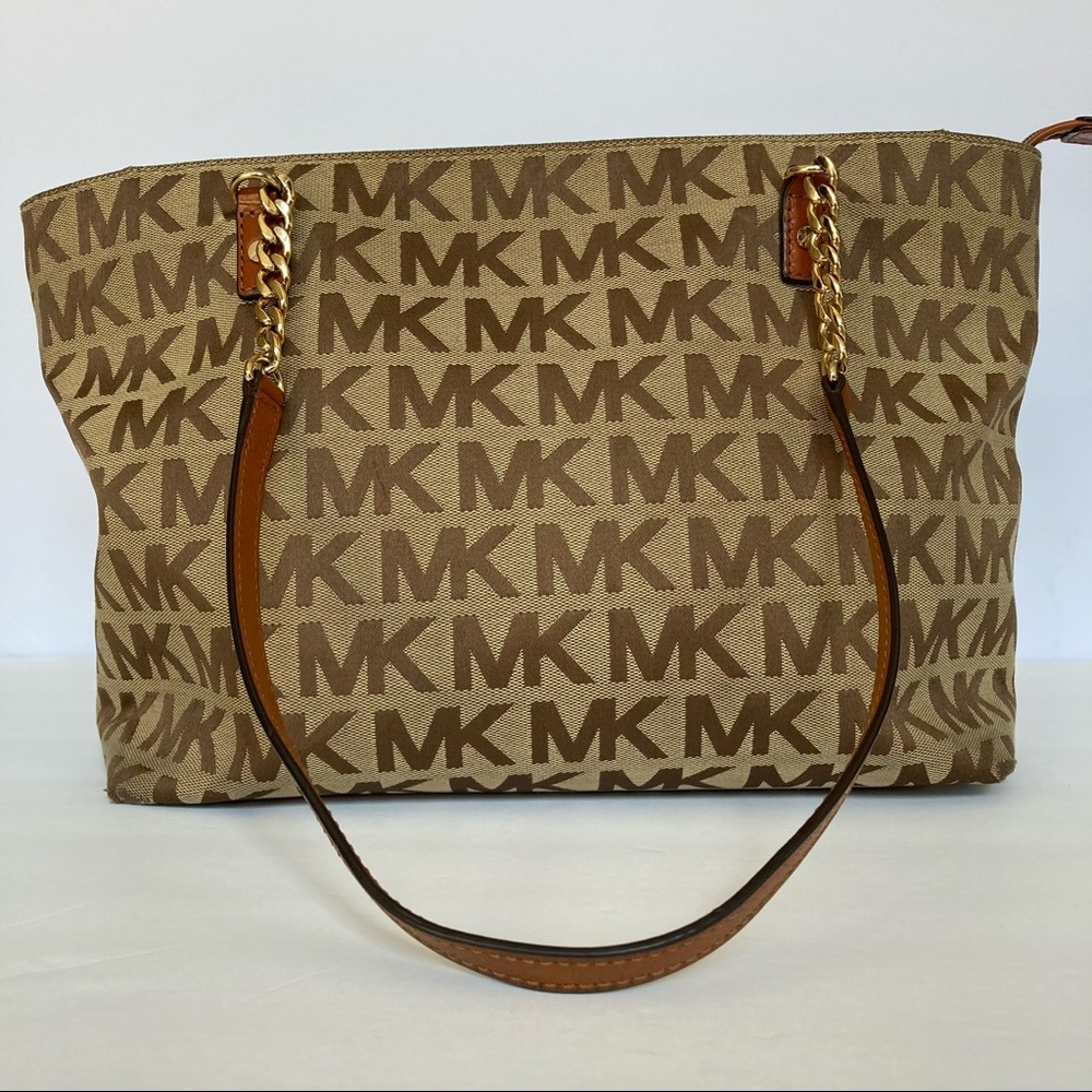 🎉HP🎉 Michael Kors zip monogram Tote bag - Picture 4 of 13